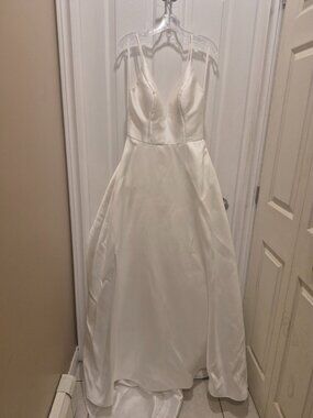 Elegant Satin Wedding Dress – Size 12 – Classic & Timeless